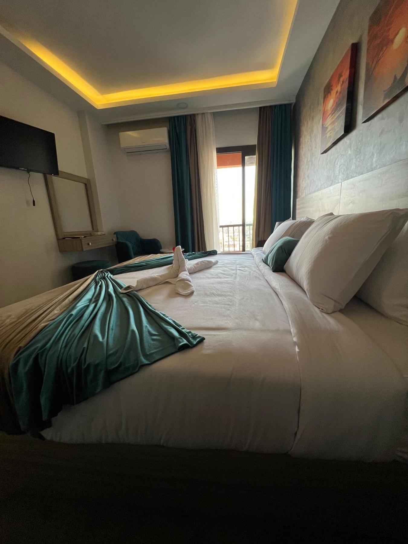 Mar Charbel Hotel Кайро Екстериор снимка