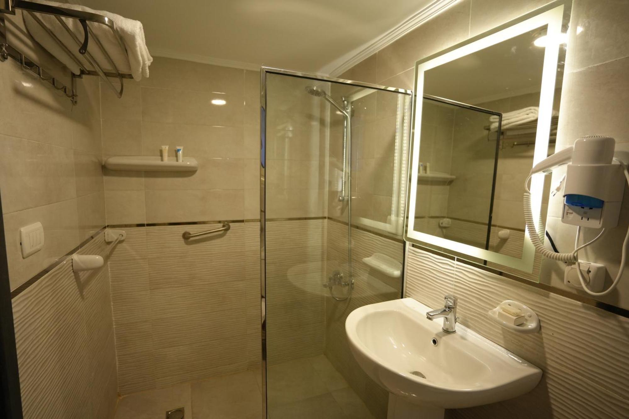 Mar Charbel Hotel Кайро Екстериор снимка