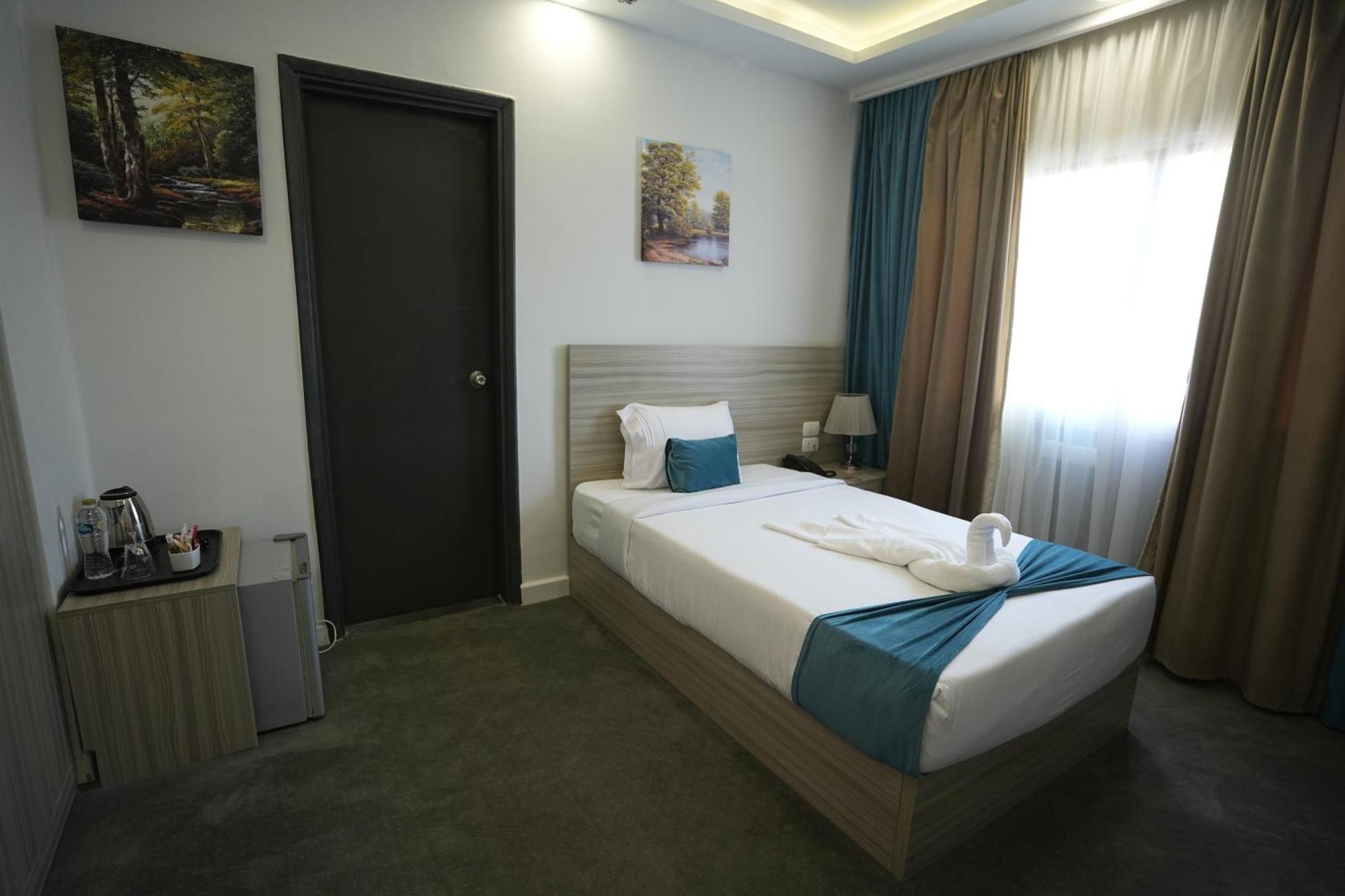 Mar Charbel Hotel Кайро Екстериор снимка
