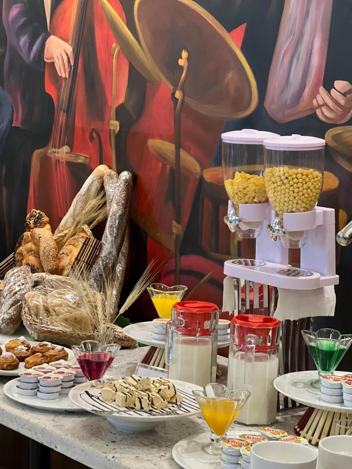 Mar Charbel Hotel Кайро Екстериор снимка