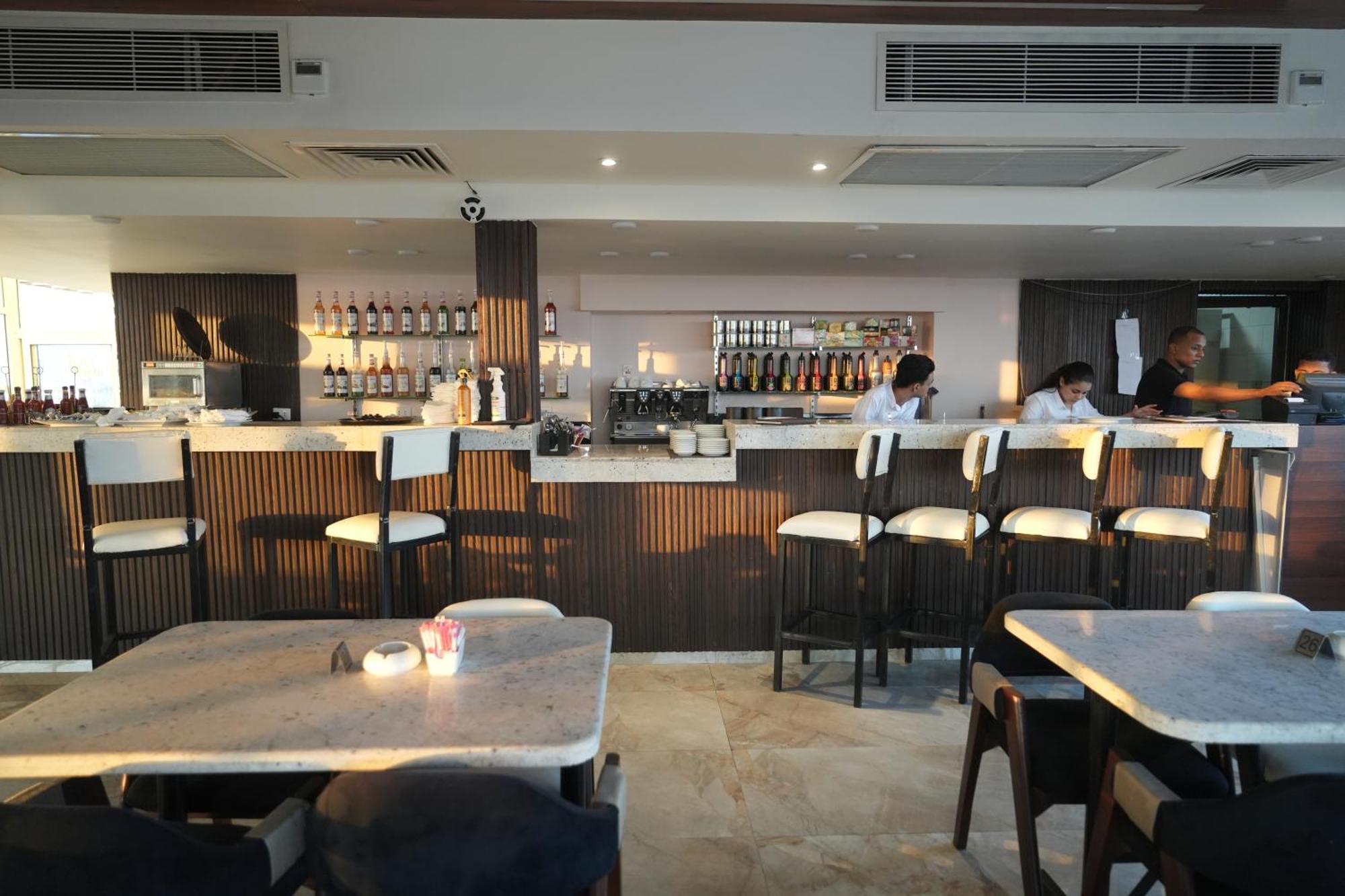 Mar Charbel Hotel Кайро Екстериор снимка