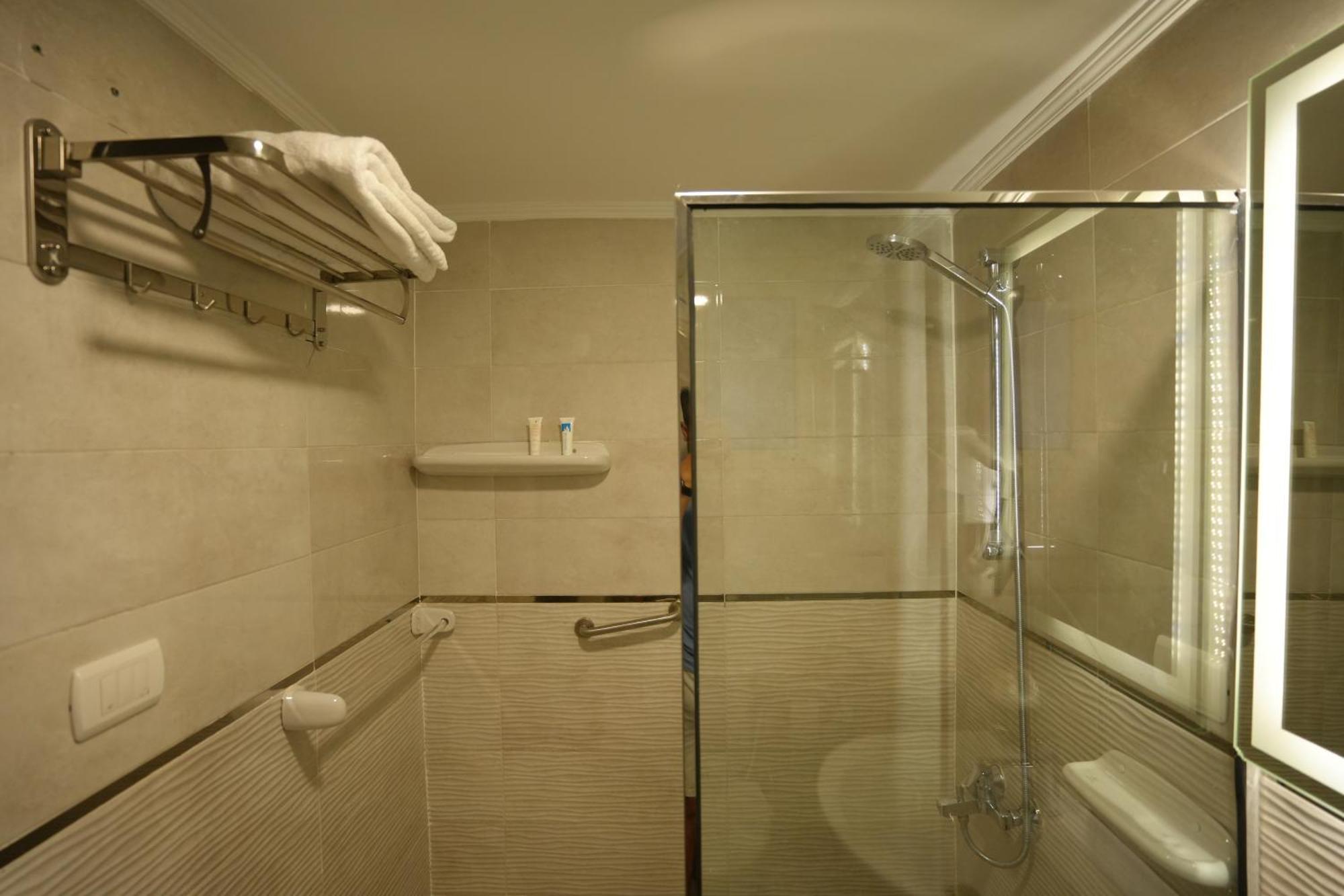 Mar Charbel Hotel Кайро Екстериор снимка