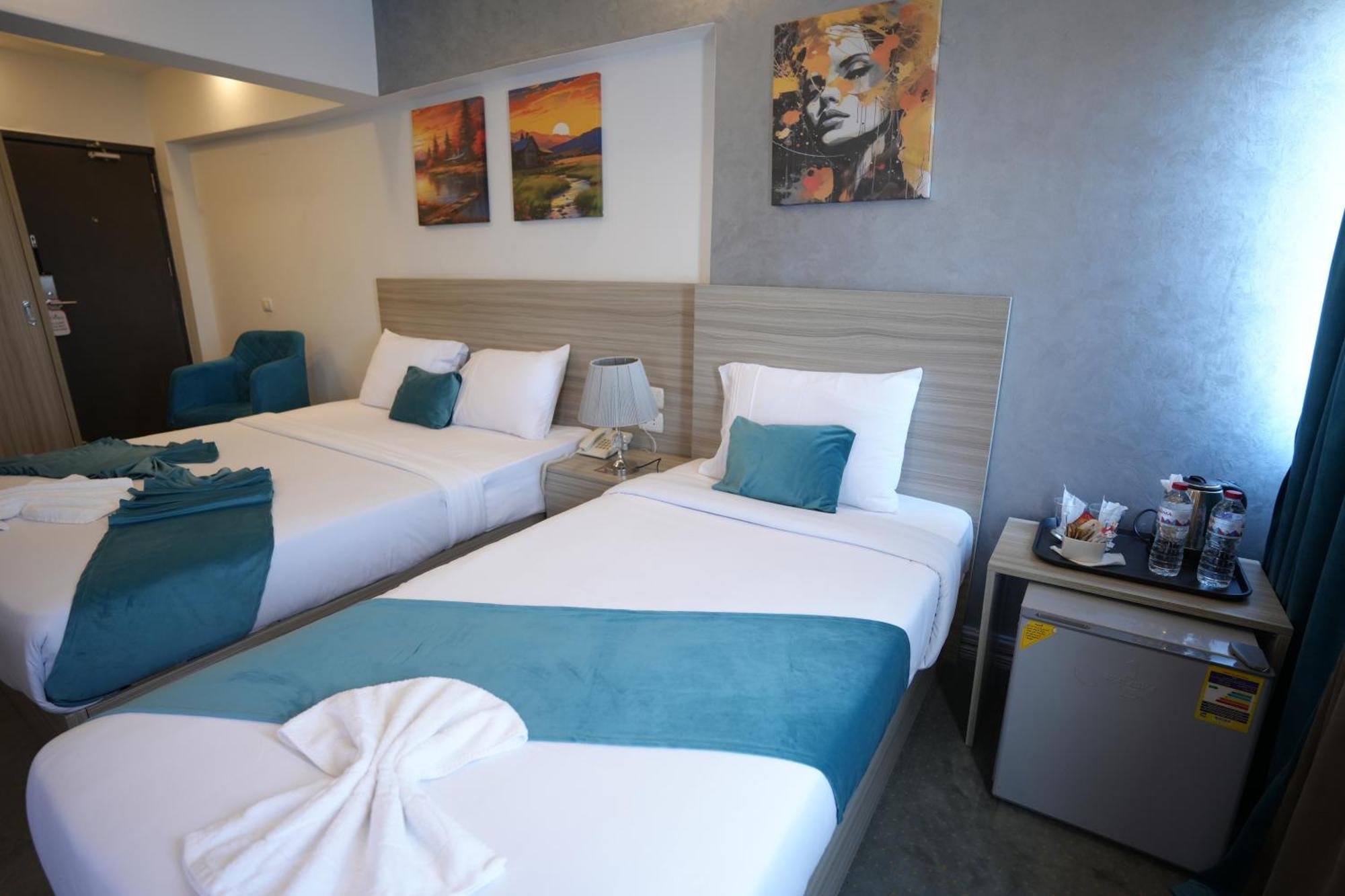 Mar Charbel Hotel Кайро Екстериор снимка